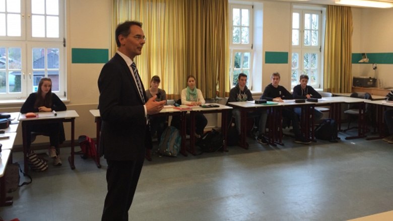 Ingbert Liebing, MdB diskutiert mit Schülern des Friedrich-Paulsen-Gymnasiums über die UN - Kinderrechtskonvention