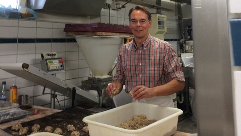 Ingbert Liebing in der Backstube der Bäckerei Jürgen Ingwersen in Morsum