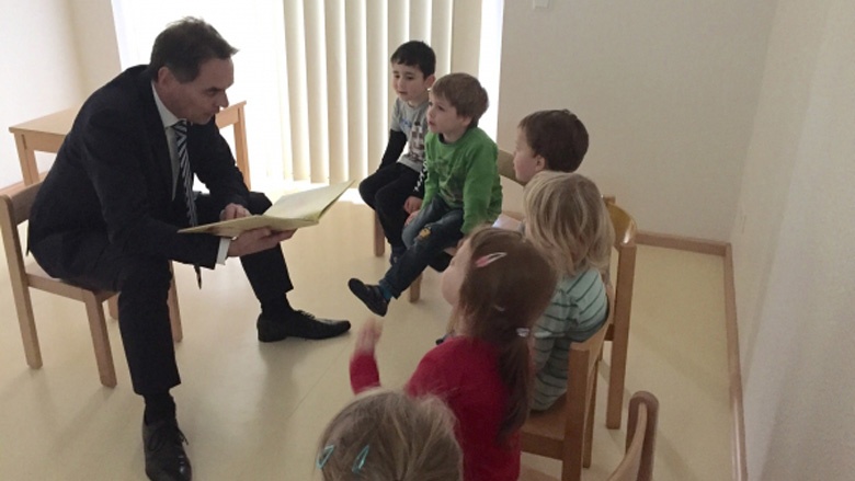 Ingbert Liebing, MdB liest für Kita-Kinder in Niebüll