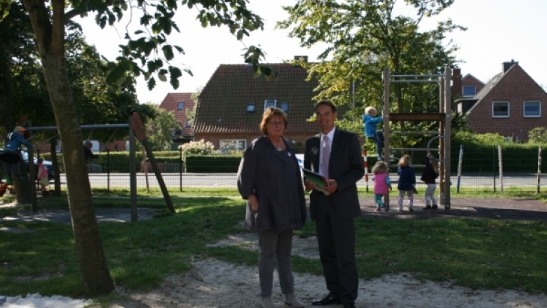 Ingbert Liebing, MdB mit der KiTa-Leiterin Brigitte Ranft-Ziniel