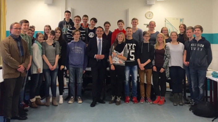 Ingbert Liebing, MdB diskutiert mit Schülern des Friedrich-Paulsen-Gymnasiums über die UN - Kinderrechtskonvention