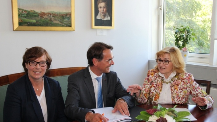 Ingbert Liebing, MdB mit der Bundestagsabeordneten für Flensburg, Sabine Sütterlin-Waack, MdB (links) und der Flensburger Stadtpräsidentin Swetlana Krätschmar (rechts)